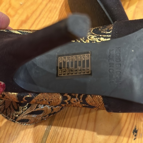 Forever 21 Black and gold embroidered heeled booties 7.5 - Picture 5 of 7